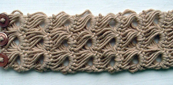 Make a crochet lace bracelet