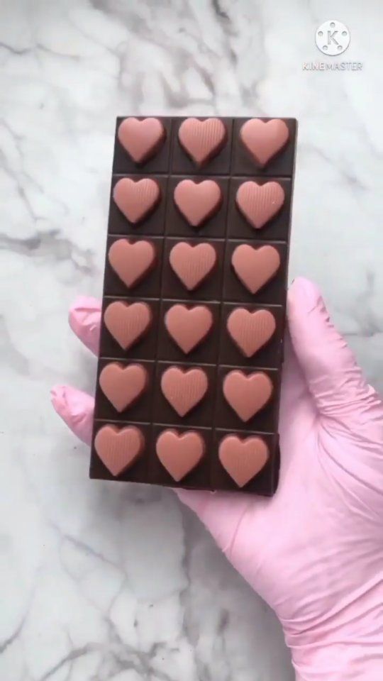 Gorgeous handmade gift for someone. Gotta give this a go. By @flamingo_chocolad

#homemadechocolate #handmadegifts #artisanchocolate #chocolatelover #chocolateart #chocolateaddict #makechocolate #diychocolate